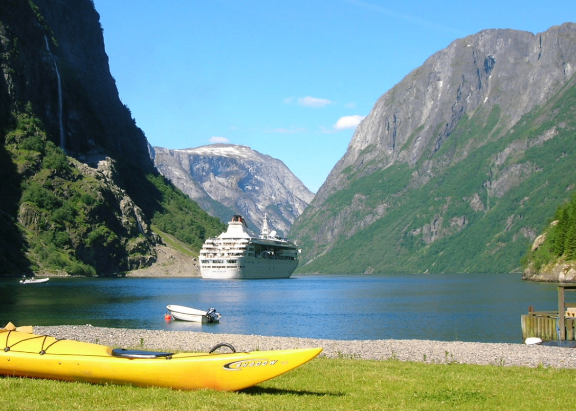 Rafting i turkis elv i Voss med bratte fjellsider