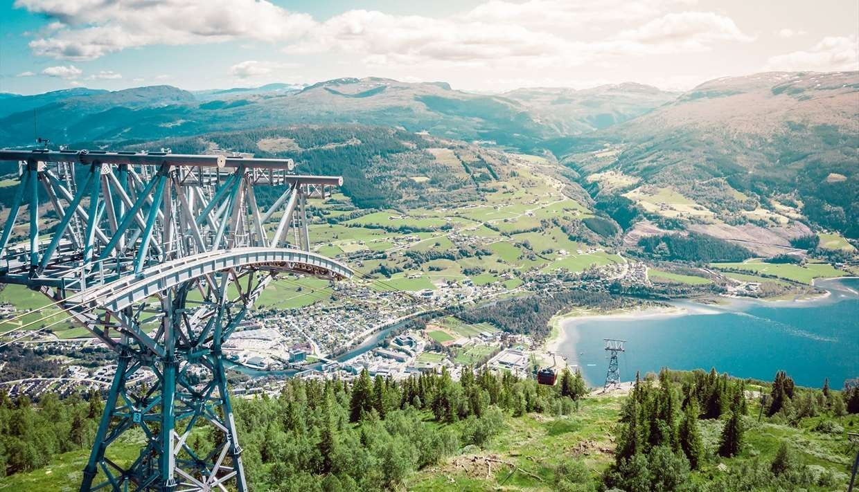 Skiløpere i Voss Resort i sol og pudder